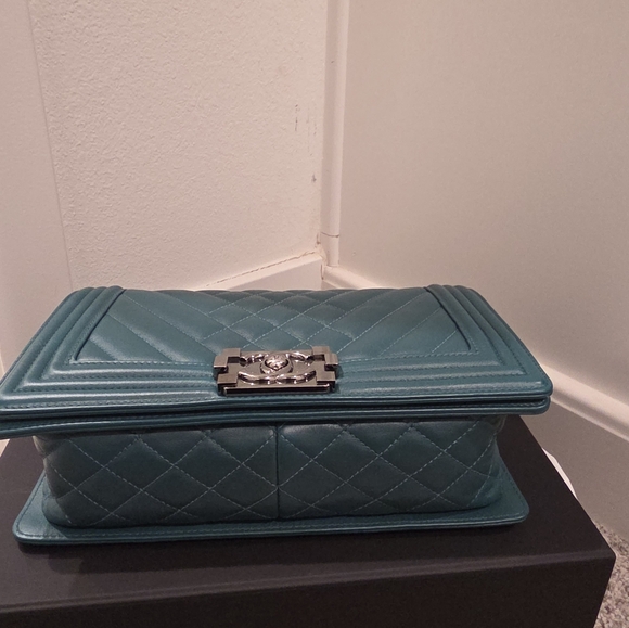 Chanel Boy bag in chevron quilted leather with silver - Picture 3 of 5